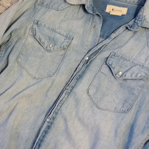 💙SOLD💙H&M light wash denim button up - Picture 7 of 9